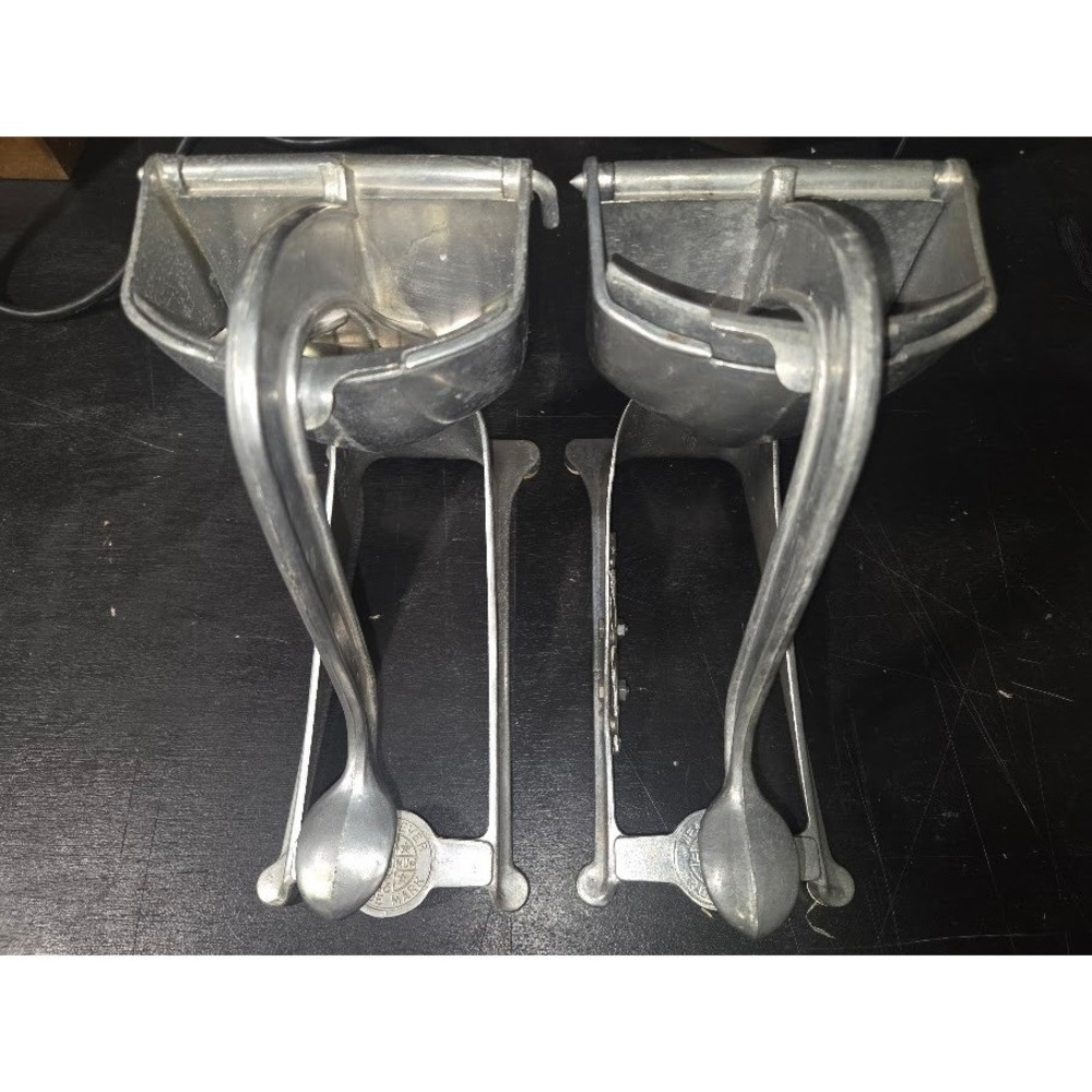Vintage Wear-Ever Aluminum Fruit Juicer Hand Press Squeezer Set of 2 No 334